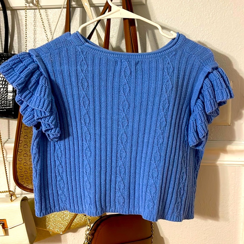 size small. it’s a cropped sweater.